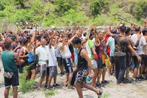 Tehri News: 1866 से चली आ रही ऐतिहासिक मौण मेला परंपरा का भव्य आयोजन, अगलाड़ नदी में उमड़ी हजारों श्रद्धालुओं की आस्था