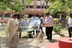 पीलीभीत में योग दिवस से पहले स्वच्छता अभियान: डीएम ज्ञानेन्द्र सिंह ने लगाई झाड़ू, निकाली जागरूकता रैली