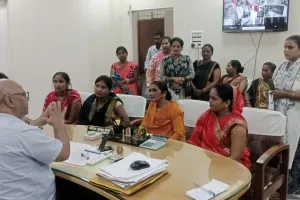 लखीमपुर खीरी : उपायुक्त एनआरएलएम का घेराव कर महिलाओं ने किया प्रदर्शन