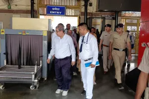 Bareilly News : स्कैनिंग मशीन देख बोले जीएम ''ये काम करती भी है या नहीं''
