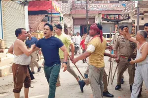Budaun News : सड़क हादसे के विवाद में पथराव, एक दर्जन घायल, हिरासत में नौ उपद्रवी
