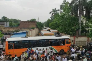 Bareilly News : रोडवेज बस चालक की मौत पर अफसरों की अनदेखी से भड़के साथी , 8 घंटे तक 392 बसों का चक्का जाम रखा  