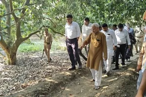 बाराबंकी : लीची बाग में जिलाधिकारी ने किसानों से किया संवाद, खेती से जुड़ी चुनौतियों की जानकारी ली