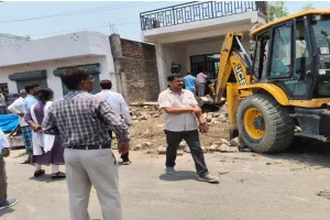 बाराबंकी में गरजा बुलडोजर, तालाब की जमीन पर बने 36 मकान ध्वस्त