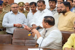 लेखपाल भर्ती परीक्षा के पेपर लीक मामले पर प्रयागराज में सियासत तेज, छात्रों से मिले सांसद संजय सिंह 