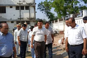 Barabanki News : डीएम ने  निर्माणाधीन ITI और BRC भवन का किया निरीक्षण, कहा- श्रमिक बढ़ाकर तेज करें काम