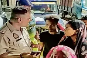 Varanasi News : नवजात को दादा की गोद से छीनकर जमीन पर 2 बार पटका, बोला- बलि देना था मुझे 