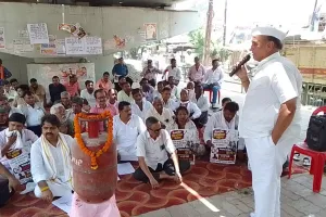 LPG Price Hike : कानपुर में कांग्रेसियों का अनोखा प्रदर्शन, रसोई गैस मूल्यवृद्धि के विरोध में सिलेंडर को दी श्रद्धांजलि