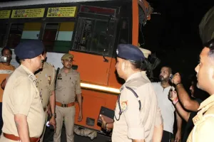 Bahraich News : बस-ट्रक में आमने सामने टक्कर, 17 यात्री घायल, दो की हालत गंभीर