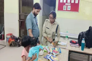 बाराबंकी रेलवे स्टेशन पर हादसा: उत्सर्ग एक्सप्रेस में चढ़ते समय ट्रेन की चपेट में आए दंपती, पति की मौत, पत्नी की हालत नाजुक, दुधमुंहे सहित तीन बच्चे सुरक्षित