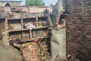 कासगंज में बड़ा हादसा : बारिश के दौरान गिरी मकान की छत, एक ही परिवार के तीन लोगों की मौत 