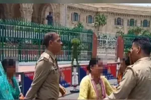 Lucknow News : विधान भवन के पास आत्मदाह कोशिश नाकाम, पुलिस ने समय रहते मां-बेटी को बचाया