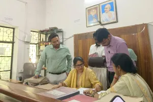 Gonda News: सदर तहसील में डीएम का औचक निरीक्षण, फाइलों की गहन जांच से मचा हड़कंप, लंबित मामलों पर सख्त रुख