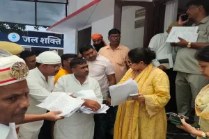 Gonda Voter List News : अंतिम मतदाता सूची से नाम हटाने का आरोप, डीएम से जांच की मांग