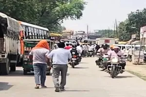 Gonda News : बड़गांव ओवरब्रिज पर लगा भीषण जाम, घंटों फंसे रहे वाहन, गर्मी-उमस से परेशान हुए राहगीर