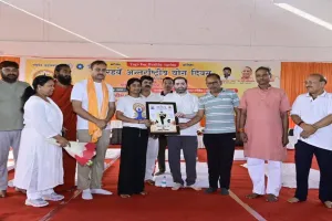 Barabanki News : योग सप्ताह का भव्य हुआ शुभारंभ, बोले मंत्री सतीश शर्मा- मन और शरीर दोनों को स्वस्थ रखता है योग