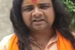 Gonda News : दुष्कर्म आरोपी पवन देव की तलाश में एसओजी ने मारा छापा, खंगाला कथावाचक का घर
