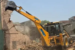 Baghpat News : बागपत में तालाब की जमीन पर बने अवैध ढांचे को प्रशासन ने किया ध्वस्त, जानिए पूरा मामला 