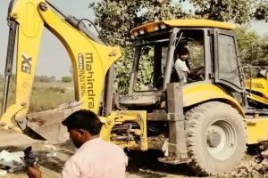 Sambhal News: संभल में सरकारी जमीन पर बनी 50 साल पुरानी मजार पर चला बुलडोजर, कई कब्रगाह भी किए गए ध्वस्त