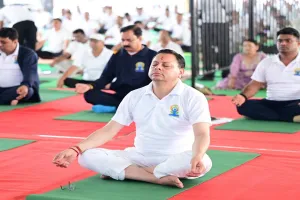 International Yoga Day : CM धामी ने बनबसा में किया सामूहिक योगाभ्यास, योग को बताया स्वस्थ और संतुलित जीवन का आधार