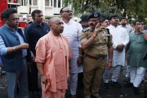 लखनऊ कोचिंग अग्निकांड : CM योगी ने घटनास्थल का किया  दौरा, अस्पताल में घायलों से की मुलाकात