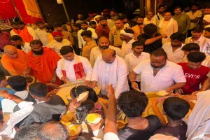  Barabanki News : अंतिम बड़े मंगल पर हनुमान मंदिरों में हुआ सुंदरकांड का पाठ, शहर से गांव तक बंटा भंडारा