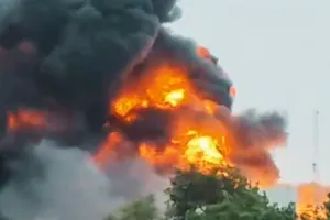 Kaushambi News : डिवाइडर से टकराने के बाद गैस टैंकर में लगी भीषण आग, टोल प्लाजा के 7 कर्मी झुलसे 