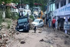 Chamoli Rain News : चमोली में मानसून की पहली बारिश बनी आफत, नारायणबगड़ में अतिवृष्टि से मलबा सड़कों पर, दुकानें और वाहन क्षतिग्रस्त