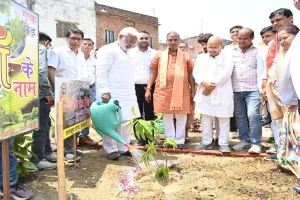 विश्व पर्यावरण दिवस : बाराबंकी में जनप्रतिनिधियों-अधिकारियों और विद्यार्थियों ने रोपे पौधे, पर्यावरण संरक्षण का लिया संकल्प