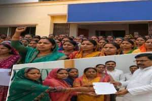 लखीमपुर खीरी: सीएलएफ में वर्षों से जमे अधिकारियों की संपत्ति जांच की मांग, NRLM से जुड़ी महिलाओं में आक्रोश, पूर्व मंत्री को सौंपा पत्र