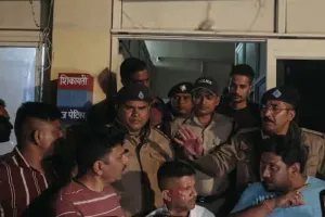 Kainchi Dham Foundation Day : कैंची धाम मेले से पहले बड़ा बवाल, छेड़छाड़ के आरोप में दो सिपाहियों की पिटाई, ग्रामीणों ने घेर लिया थाना 
