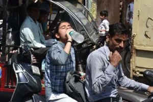 UP Weather Today : लखनऊ में उमस भरी गर्मी, यूपी के इन जिलों में आंधी-बारिश का अलर्ट 