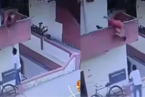 10 रुपये की आइसक्रीम के लिए लगाया शॉर्टकट, बालकनी से नीचे गिरा युवक; CCTV वीडियो वायरल