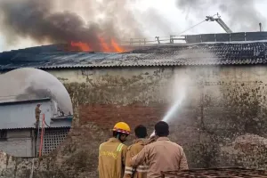 Lucknow Cold Storage Fire: चिनहट के कोल्ड स्टोरेज में लगी भीषण आग, इलाके में मचा हड़कंप; दमकल की कई गाड़ियां मौके पर
