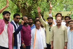 Lucknow University Students Protest: फीस वृद्धि और निष्कासन के विरोध में छात्र आंदोलन को मिला राजनीतिक समर्थन
