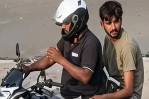 नजर हटी और दुर्घटना घटी! हरदोई में स्टांप वेंडर की सीट पर बैठा लड़का और देखते ही देखते उड़ा दिए 3 लाख रुपये