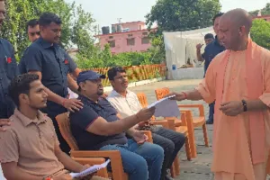 CM Yogi Gorakhpur Janata Darshan: जरूरतमंदों को मिलेगा मकान, गंभीर बीमारों के इलाज का खर्च उठाएगी सरकार
