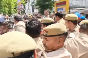 लखनऊ में नीट और पेपर लीक पर महासंग्राम: राजभवन घेराव के दौरान पुलिस और NSUI कार्यकर्ताओं में तीखी झड़प, लाठीचार्ज में छात्र बेहोश