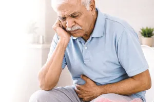 बढ़ती उम्र और कब्ज का चक्रव्यूह: जानें वृद्धावस्था में पेट साफ न होने के मुख्य कारण और इसका सटीक समाधान