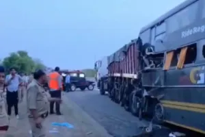 Yamuna Expressway Accident: मथुरा में वोल्वो बस ट्रेलर से टकराई, 4 की मौत, 20-25 घायल