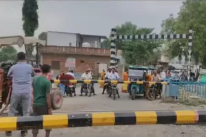 Raebareli News: लोको पायलट की समझ से बची सैकड़ों यात्रियों की जान, पटरी पर फंसा ट्रैक्टर