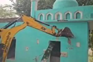 संभल में प्रशासन की सख्ती: सरकारी जमीन पर बनी अवैध मजार, चला बुलडोजर