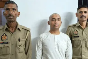 मथुरा में 'IIT पास' ढोंगी बाबा गिरफ्तार: ऑनलाइन प्रवचन की आड़ में युवतियों को बनाता था शिकार; ब्लैकमेल कर ऐंठे पैसों से खड़ा किया 'आश्रम'