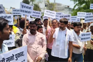 Pilibhit: गन्ना भुगतान और मझोला मिल के मुद्दे पर बिफरे किसान, किया राज्यमंत्री आवास का घेराव