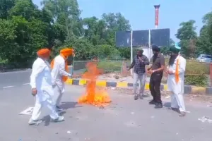 UP News: ट्रेड डील से खफा किसान फूंक रहे ट्रंप का पुतला, पीलीभीत में भाकियू चढूनी नेता नजरबंद 