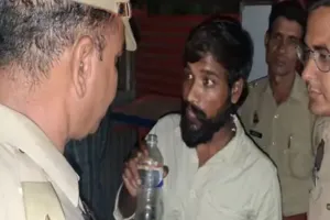 Shahjahanpur News : शाहजहांपुर में बिना अनुमति प्रदर्शन, कृष्णा एकेडमी के अध्यक्ष को थाने ले गयी पुलिस 