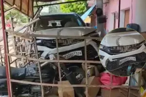   गोंडा-लखनऊ मार्ग पर टला बड़ा हादसा,  झपकी आने से टिन शेड में घुसी जिला उद्योग अधिकारी की कार