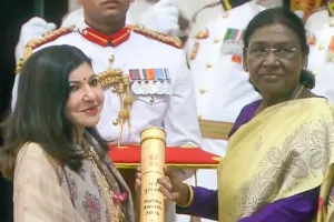  राष्ट्रपति मुर्मू के हाथों मिला सम्मान, तो खिल उठे चेहरे, ममूटी और अलका याग्निक समेत इन 65 दिग्गजों को मिला सम्मान 