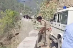  Devprayag Accident : अलकनंदा में गिरी इनोवा, रेस्क्यू में जुटी स्थानीय पुलिस और SDRF