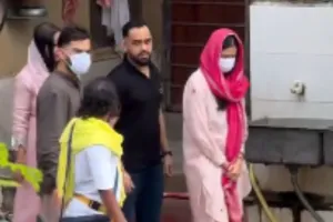 वृंदावन पहुंचे विराट-अनुष्का,  RCB की जीत के बाद प्रेमानंद महाराज से लिया आशीर्वाद 